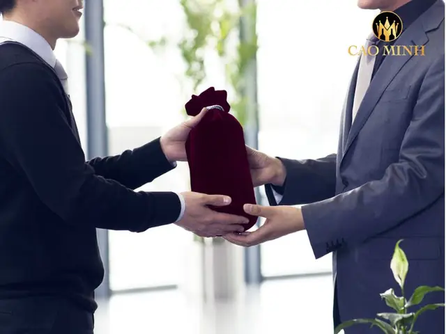 Gợi ý quà biếu sếp: Cách chọn quà tinh tế & ý nghĩa