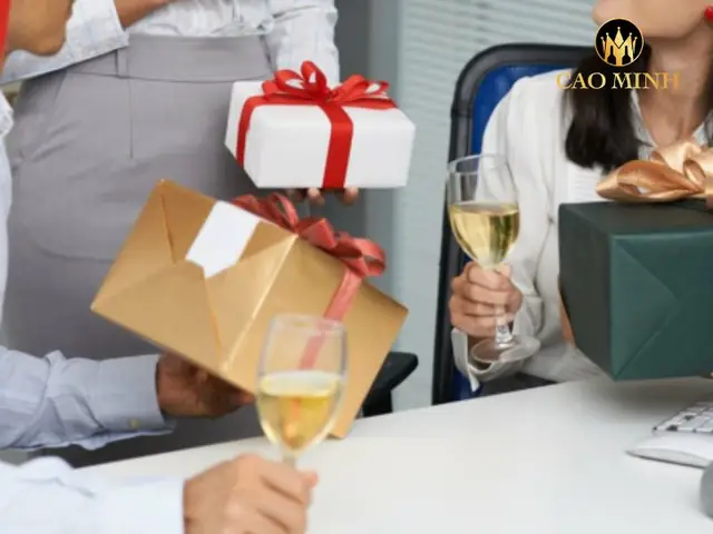 Gợi ý quà biếu sếp: Cách chọn quà tinh tế & ý nghĩa