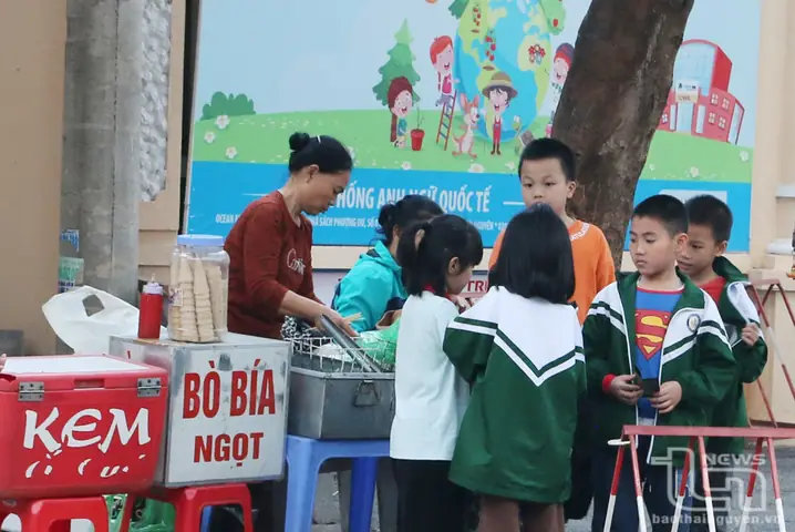 Hiện tượng ăn quà vặt ở học đường: Nguyên nhân và cách khắc phục