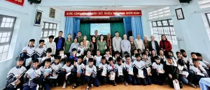 Ý nghĩa và giá trị từ hình ảnh trao quà cho học sinh nghèo