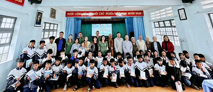 Ý nghĩa và giá trị từ hình ảnh trao quà cho học sinh nghèo Ý nghĩa và giá trị từ hình ảnh trao quà cho học sinh nghèo