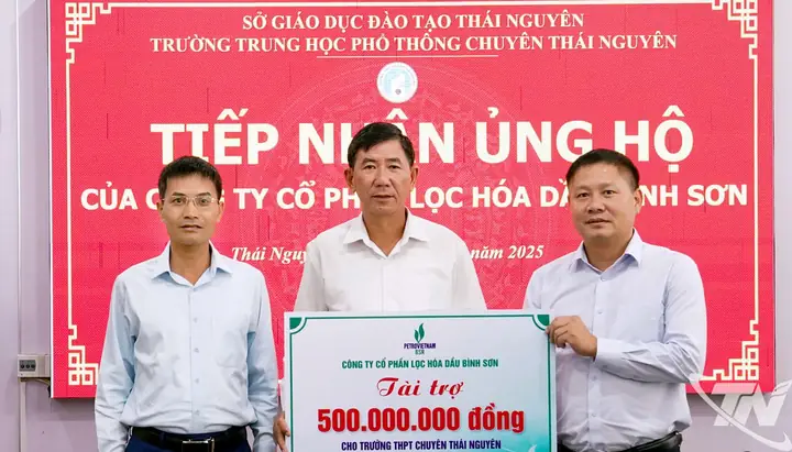 Hướng dẫn học sinh tặng quà thầy cô: Chọn lựa ý nghĩa và phù hợp