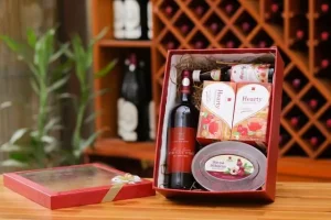 Hộp giấy đựng quà Hà Nội: Hướng dẫn từ A-Z để chọn và in ấn tối ưu