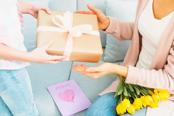 Gợi ý chọn hộp quà đẹp 20 10: Tặng gì để thể hiện tấm lòng?