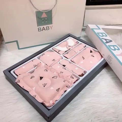 Hộp quà tặng cho bé sơ sinh: Cẩm nang chọn và ý nghĩa