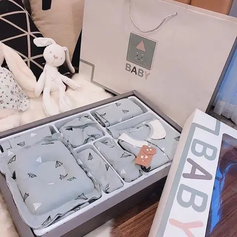 Chọn hộp quà tặng đầy tháng ý nghĩa: Gợi ý và bí quyết