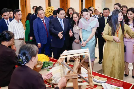 Khăn Lụa Làm Quà Tặng: Ý Nghĩa Sâu Sắc & Cách Chọn Chuẩn