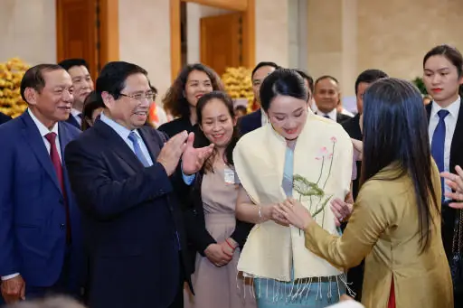 Khăn Lụa Làm Quà Tặng: Ý Nghĩa Sâu Sắc & Cách Chọn Chuẩn
