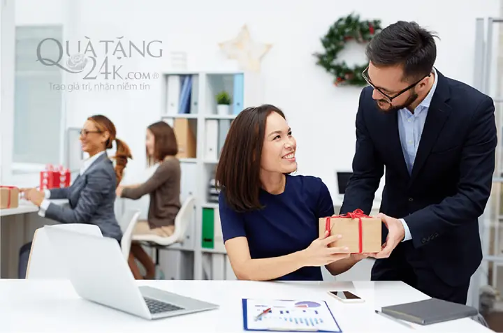 Khi Tặng Quà Nên Nói Gì? Hướng Dẫn Lời Chúc Ý Nghĩa Từng Hoàn Cảnh