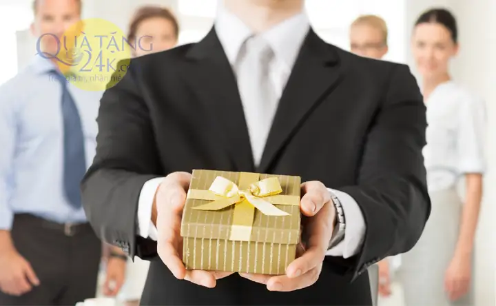 Khi Tặng Quà Nên Nói Gì? Hướng Dẫn Lời Chúc Ý Nghĩa Từng Hoàn Cảnh