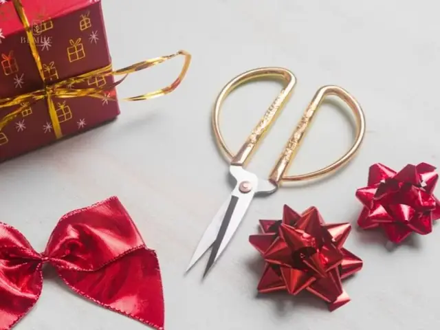 Yêu Nhau Kiêng Tặng Gì? 9 Món Quà Cần Tránh và Ý Nghĩa Sâu Sắc Yêu Nhau Kiêng Tặng Gì? 9 Món Quà Cần Tránh và Ý Nghĩa Sâu Sắc