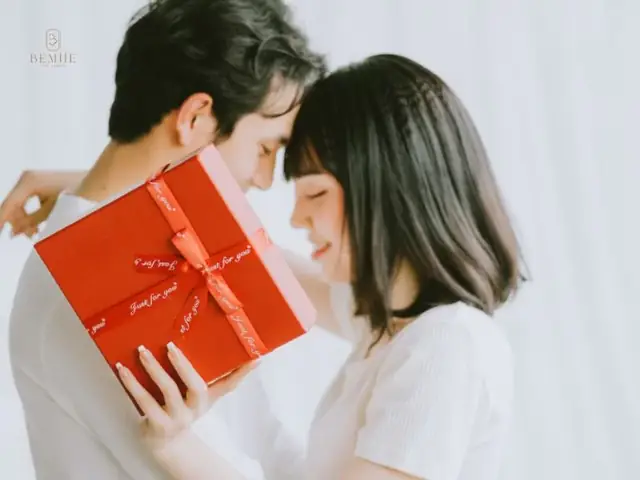 Yêu Nhau Kiêng Tặng Gì? 9 Món Quà Cần Tránh và Ý Nghĩa Sâu Sắc Yêu Nhau Kiêng Tặng Gì? 9 Món Quà Cần Tránh và Ý Nghĩa Sâu Sắc