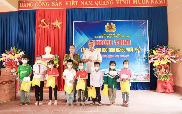 Hướng Dẫn Viết Kịch Bản Dẫn Chương Trình Trao Quà Từ A-Z
