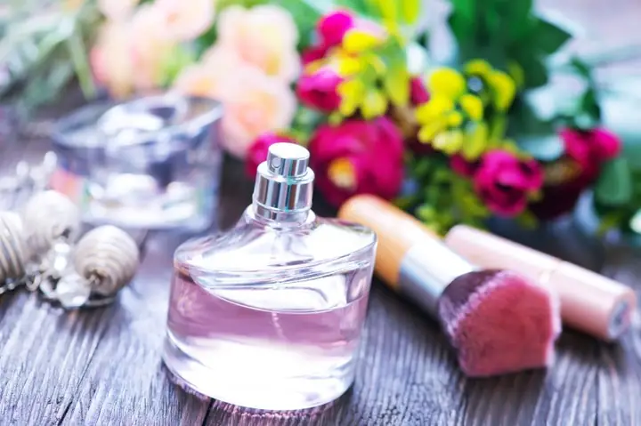 Làm Quà Cho Bạn Gái: Gợi Ý Chi Tiết Để Nàng Mãi Nhớ