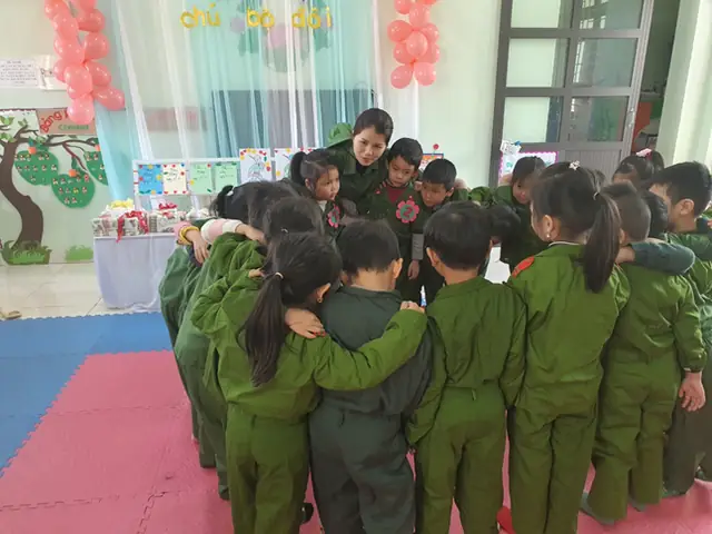 Hoạt động trải nghiệm "Làm quà tặng chú bộ đội nhân ngày thành lập QĐND Việt Nam 22/12" của các bé lớp 5-6 tuổi A3 trường Mầm non Xuân Hương
