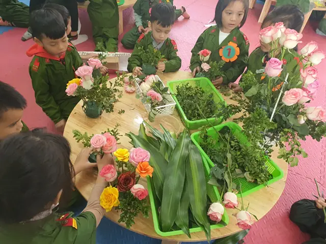 Hoạt động trải nghiệm "Làm quà tặng chú bộ đội nhân ngày thành lập QĐND Việt Nam 22/12" của các bé lớp 5-6 tuổi A3 trường Mầm non Xuân Hương