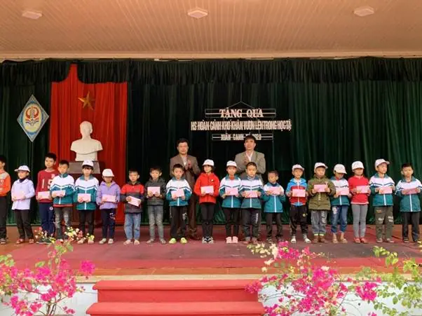 Hướng dẫn tổ chức và ý nghĩa của lễ trao quà cho học sinh nghèo Hướng dẫn tổ chức và ý nghĩa của lễ trao quà cho học sinh nghèo