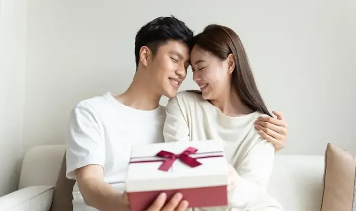 Lời Cảm Ơn Chồng Tặng Quà: Gợi Ý Cách Bày Tỏ Lòng Biết Ơn Chân Thành