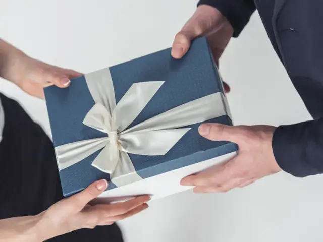 Mẫu Quyết Định Tặng Quà Tết: Hướng Dẫn & Mẫu Tham Khảo