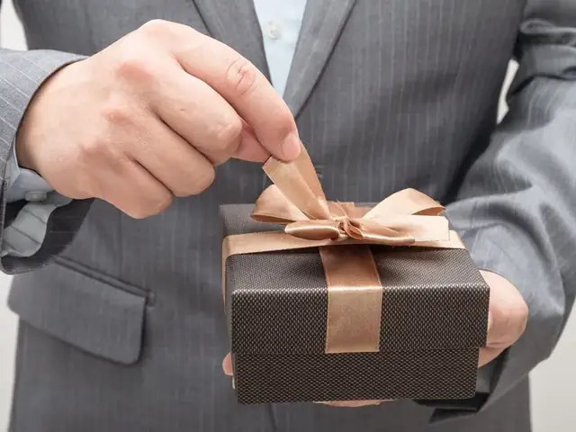 Mẫu Quyết Định Tặng Quà Tết: Hướng Dẫn & Mẫu Tham Khảo