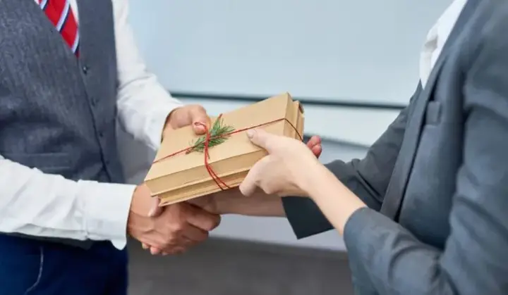 Mẫu Quyết Định Tặng Quà Tết: Hướng Dẫn & Mẫu Tham Khảo
