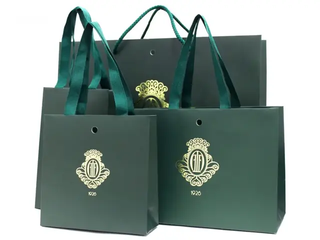 Mẫu Túi Giấy Đựng Quà: Hướng Dẫn Chọn Lựa Tinh Tế & Ý Nghĩa Mẫu Túi Giấy Đựng Quà: Hướng Dẫn Chọn Lựa Tinh Tế & Ý Nghĩa
