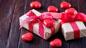 Mới yêu nhau nên tặng quà gì để ghi điểm và gắn kết tình cảm?
