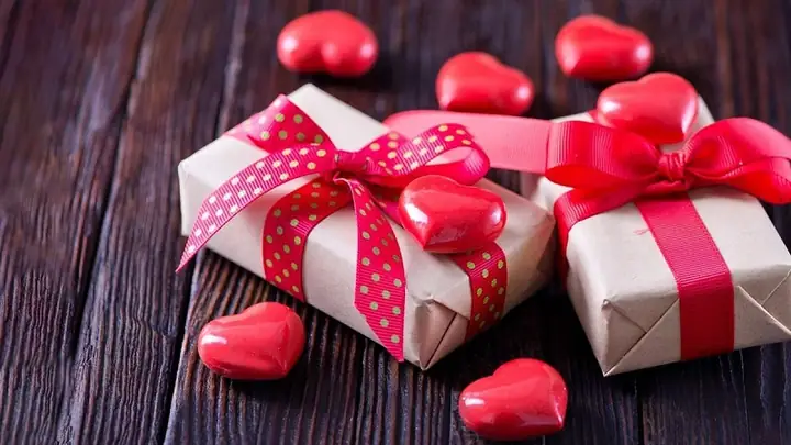 Mới yêu nhau nên tặng quà gì để ghi điểm và gắn kết tình cảm? Mới yêu nhau nên tặng quà gì để ghi điểm và gắn kết tình cảm?