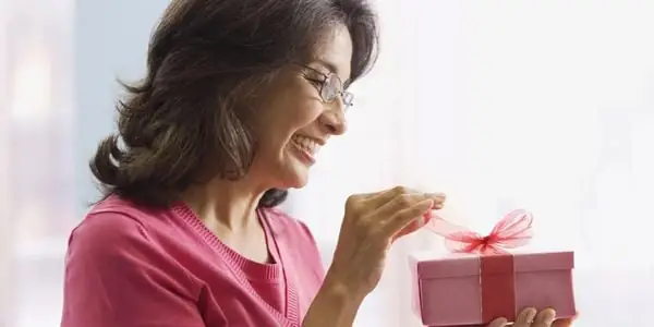 Gợi ý 30+ Món Quà Bất Ngờ Cho Mẹ Đầy Ý Nghĩa & Tình Cảm