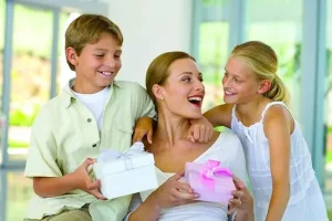 Gợi ý 30+ Món Quà Bất Ngờ Cho Mẹ Đầy Ý Nghĩa & Tình Cảm