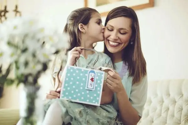 Gợi ý 30+ Món Quà Bất Ngờ Cho Mẹ Đầy Ý Nghĩa & Tình Cảm