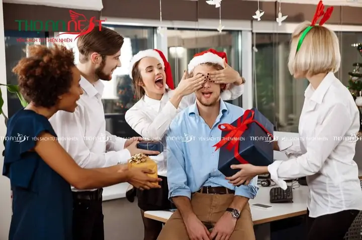 Mua quà gì cho nhân viên: Gợi ý chi tiết và cách chọn