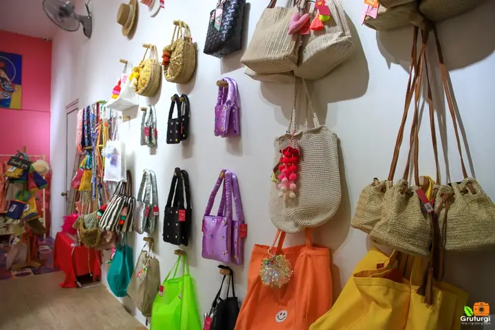 Cẩm Nang Mua Quà Lưu Niệm Đà Nẵng: Địa Chỉ & Sản Phẩm Nên Chọn Cẩm Nang Mua Quà Lưu Niệm Đà Nẵng: Địa Chỉ & Sản Phẩm Nên Chọn