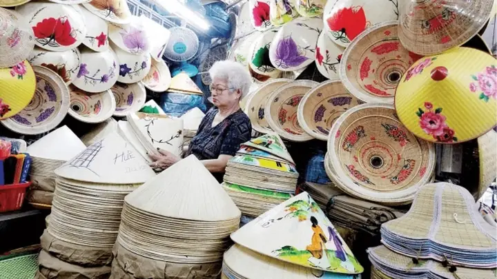 Mua Quà Lưu Niệm Gì Ở Huế? Gợi Ý Đặc Sản Và Thủ Công Mỹ Nghệ Độc Đáo