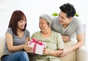 Gợi ý chọn mua quà tặng bà nội: Đong đầy yêu thương và trân trọng