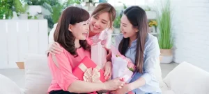 Mùng 8 tháng 3 nên tặng quà gì? Gợi ý ý nghĩa và độc đáo