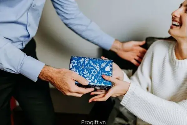 Những Điều Kiêng Kỵ Khi Tặng Quà Ở Việt Nam Cần Biết
