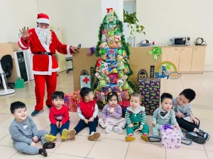 Ông Già Noel Phát Quà Cho Bé: Ý Nghĩa, Hoạt Động & Cách Tạo Niềm Vui