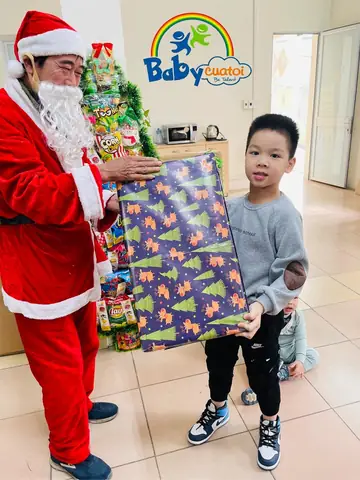 Ông Già Noel Tặng Quà Cho Bé: Hướng Dẫn & Gợi Ý Chi Tiết