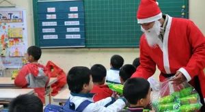 Ông già Noel tặng quà cho các em: Ý nghĩa và cách tạo bất ngờ