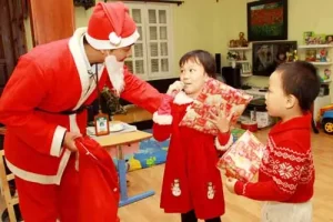 Ý Nghĩa Sâu Sắc Khi Ông Già Noel Tặng Quà Cho Chị