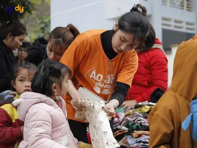 2. Quần Áo và Đồ Dùng Cá Nhân 2. Quần Áo và Đồ Dùng Cá Nhân