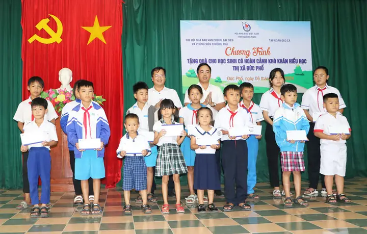 Phát Biểu Trao Quà Cho Học Sinh Nghèo: Mẫu Và Hướng Dẫn Chi Tiết