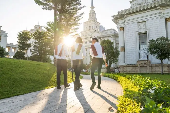 Phát quà tiếng Anh là gì? Tìm hiểu cách diễn đạt và văn hóa Phát quà tiếng Anh là gì? Tìm hiểu cách diễn đạt và văn hóa