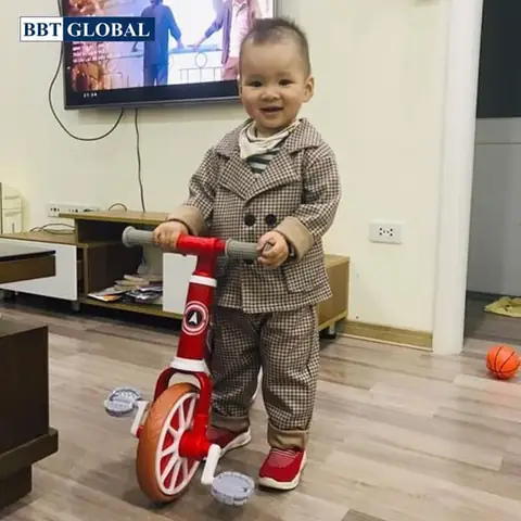 8. Xe chòi chân có bàn đạp Q6