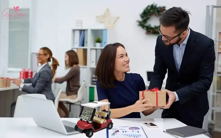 25+ Gợi Ý Quà 8/3 Cho Đồng Nghiệp Nữ Ý Nghĩa & Thiết Thực Nhất