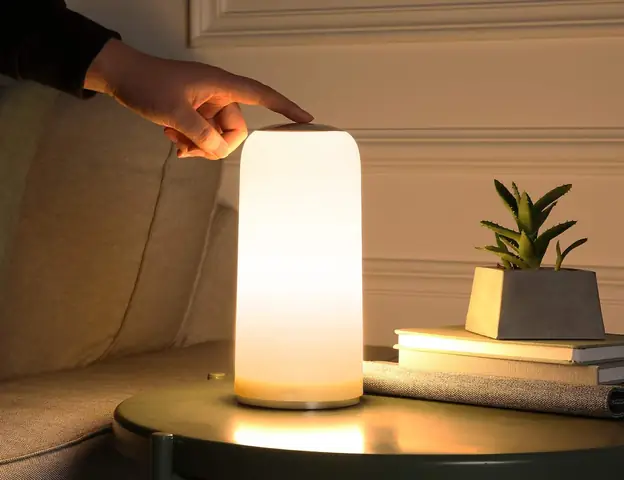 4. Đèn để bàn điều chỉnh ánh sáng cảm ứng