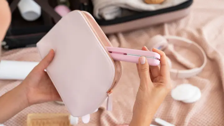 2. Ví cầm tay handmade từ da thật