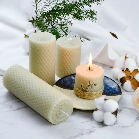 4. Nến thơm handmade từ sáp ong tự nhiên