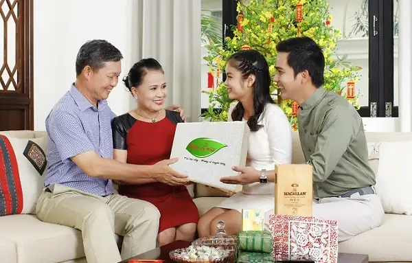 Quà Biếu Tết Nhà Chồng: Cách Chọn Lựa Khéo Léo Thể Hiện Tấm Lòng
